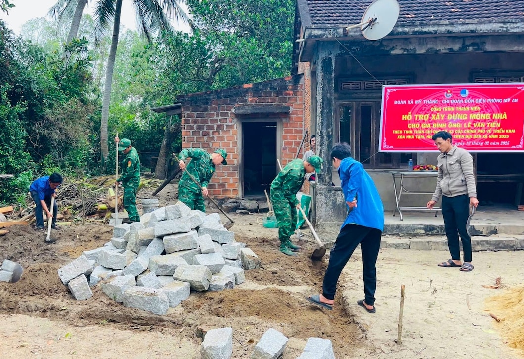 Bộ đội giúp người dân Gia Lai xoá nhà tạm, nhà dột nát (Ảnh T.Nhân)
