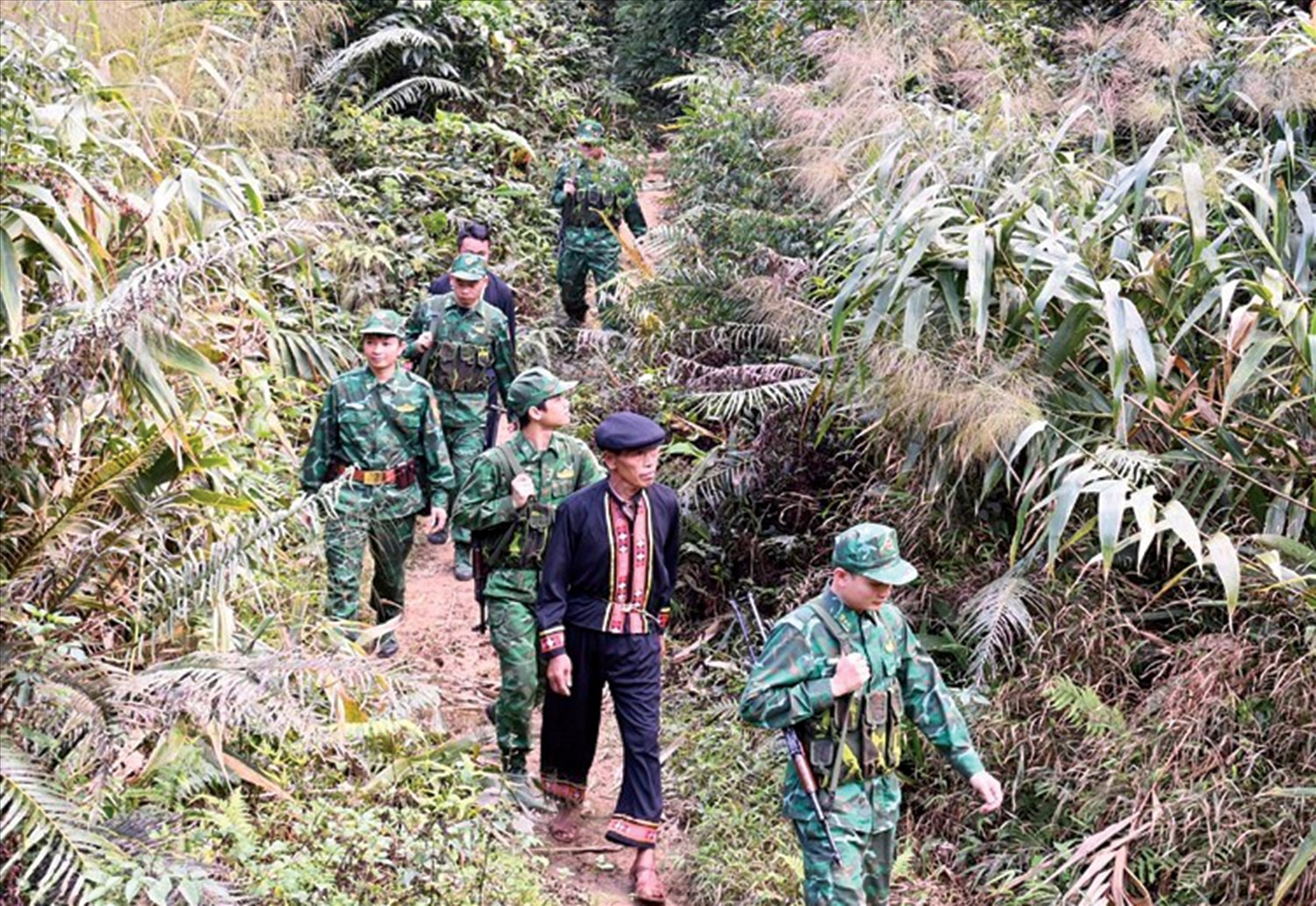 Người có uy tín tích cực tham gia cùng BĐBP tuần tra, bảo vệ an ninh biên giới Ảnh minh họa Người có uy tín tích cực tham gia cùng BĐBP tuần tra, bảo vệ an ninh biên giới Ảnh minh họa