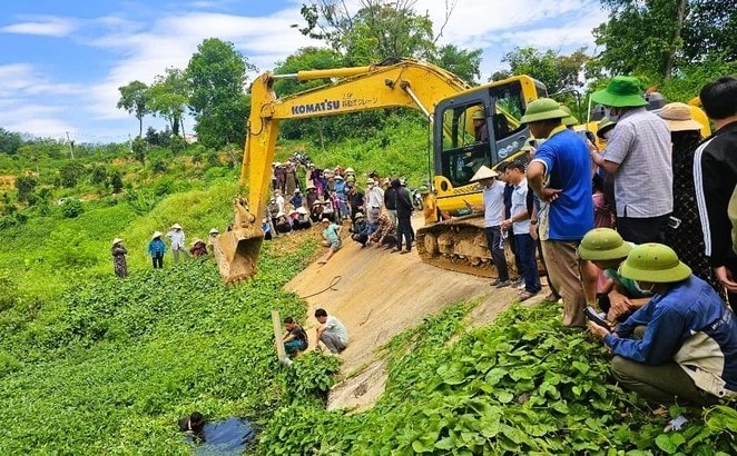 Lực lượng chức năng kiểm tra phát hiện đường ống ngầm xả thải ra đập tràn) (ảnh PV)