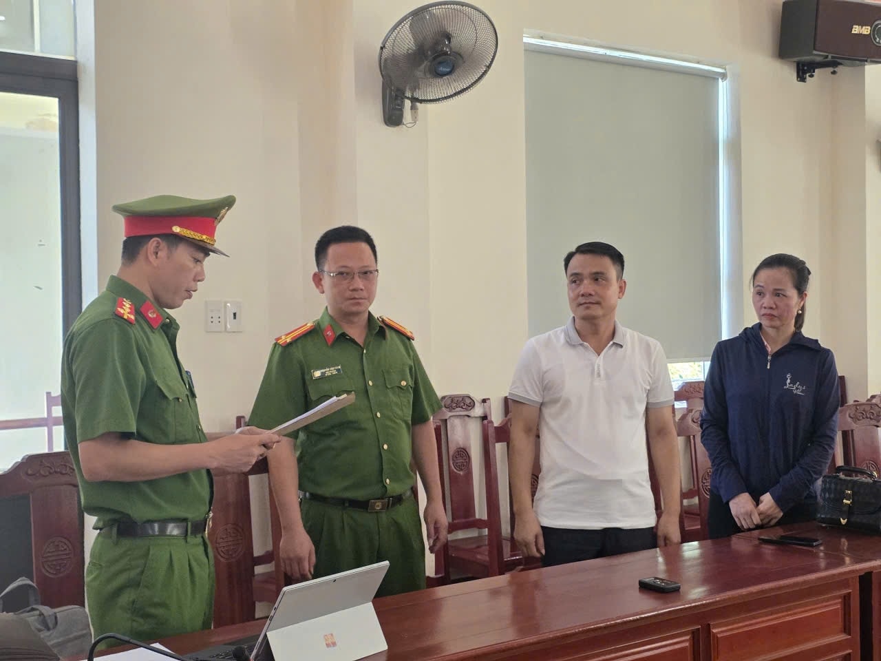 Cơ quan Công an đọc lệnh khởi tố đối với Vũ Ngọc Liêm và Ngô Thị Tuyết. Ảnh: (Ảnh: Công an Thanh Hoá)