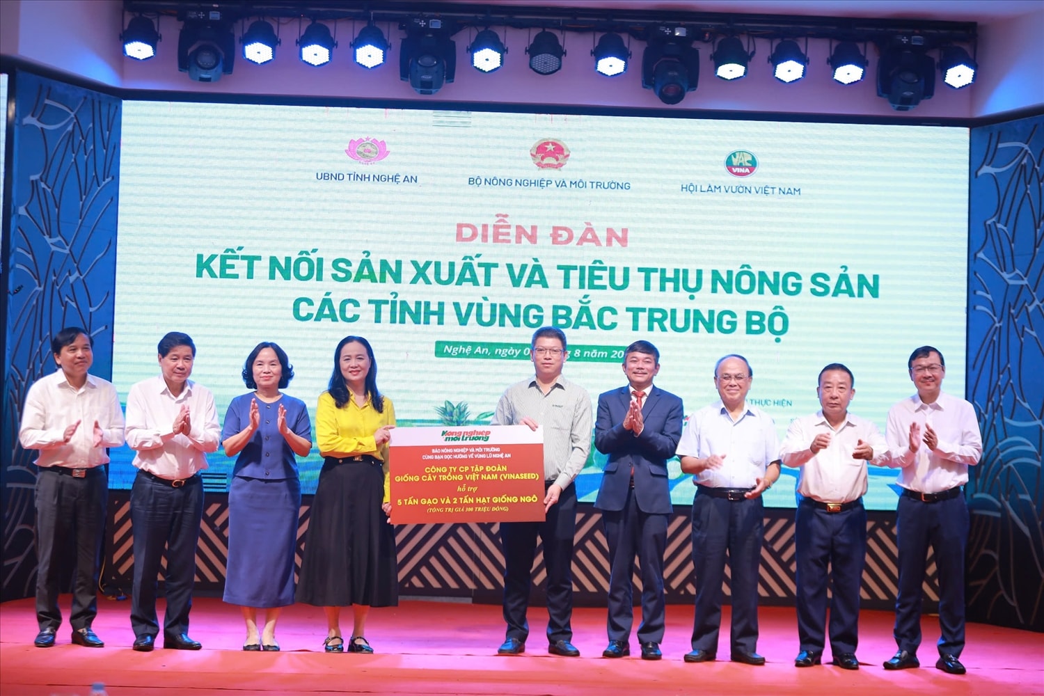 Trong khuôn khổ Diễn đàn, nhiều doanh nghiệp sản xuất,  kinh doanh trong linh vực nông nghiệp đã tham gia úng hộ đồng bào bão lụt tại tỉnh Nghệ An (Ảnh: Phạm Tiến)  