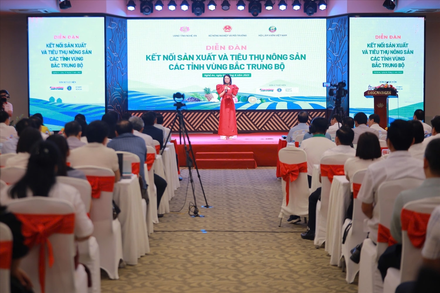Gần 300 Đại biểu, khách mời tham gia diễn Đàn (Ảnh: Phạm Tiến)
