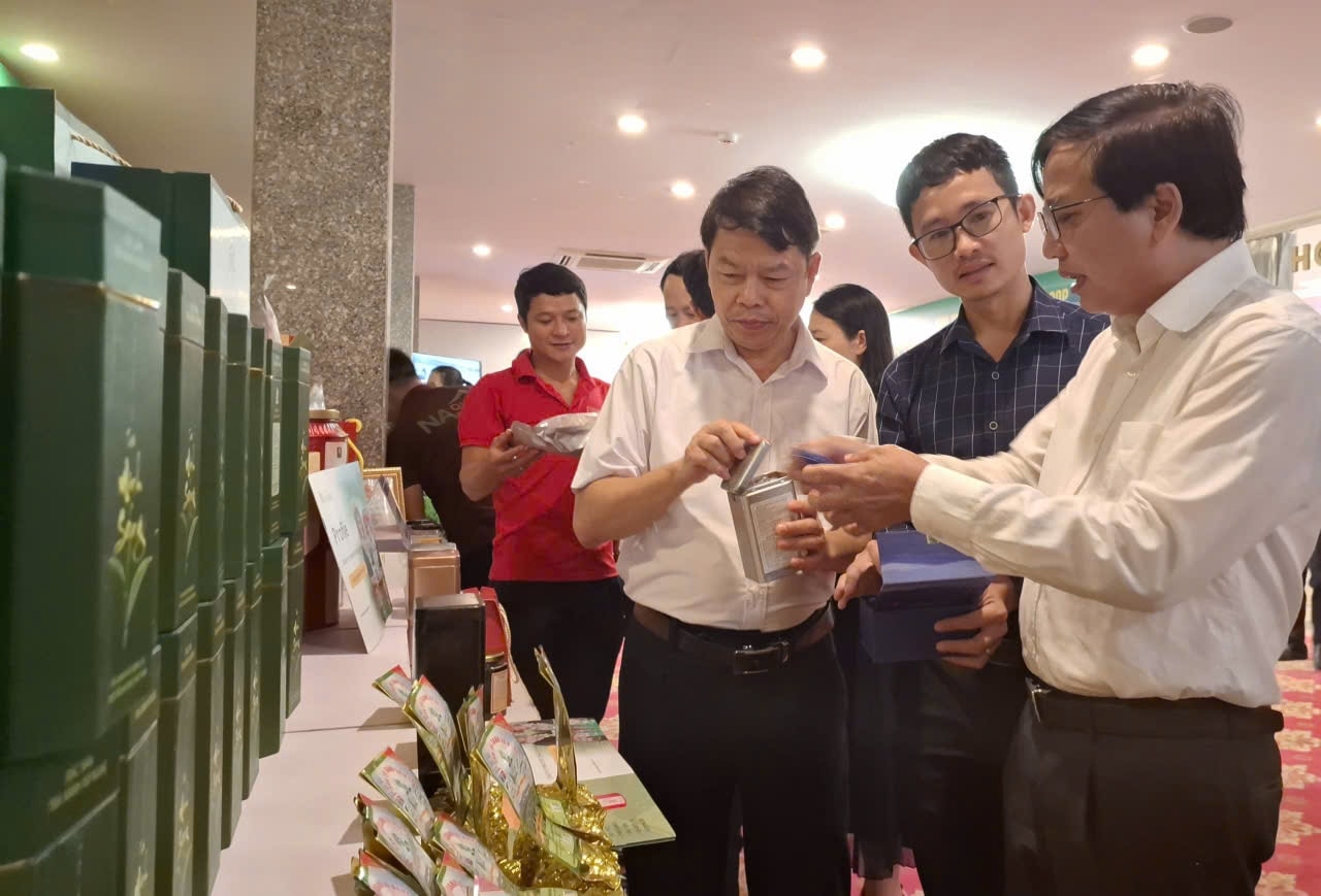 Nhiều gian hàng trưng bày, quảng bá sản phẩn nông nghiệp tại Diễn đàn nhận được sự quan tâm của khách mời (Ảnh: Phạm Tiến)