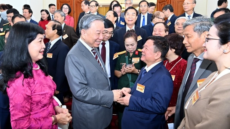 Tổng Bí thư Tô Lâm nói chuyện thân mật với các đại biểu trí thức, nhà khoa học, văn nghệ sĩ. (Ảnh: Đăng Khoa) 