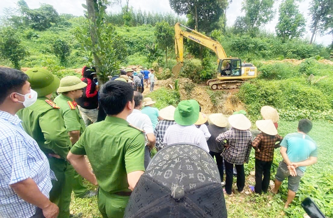 Cơ quan công an vào cuộc vụ xác minh vụ việc người dân tập trung phản đối trang trại lợn gây ô nhiễm môi trường tại xã Cẩm Tân, Thanh Hóa. (Ảnh PV)