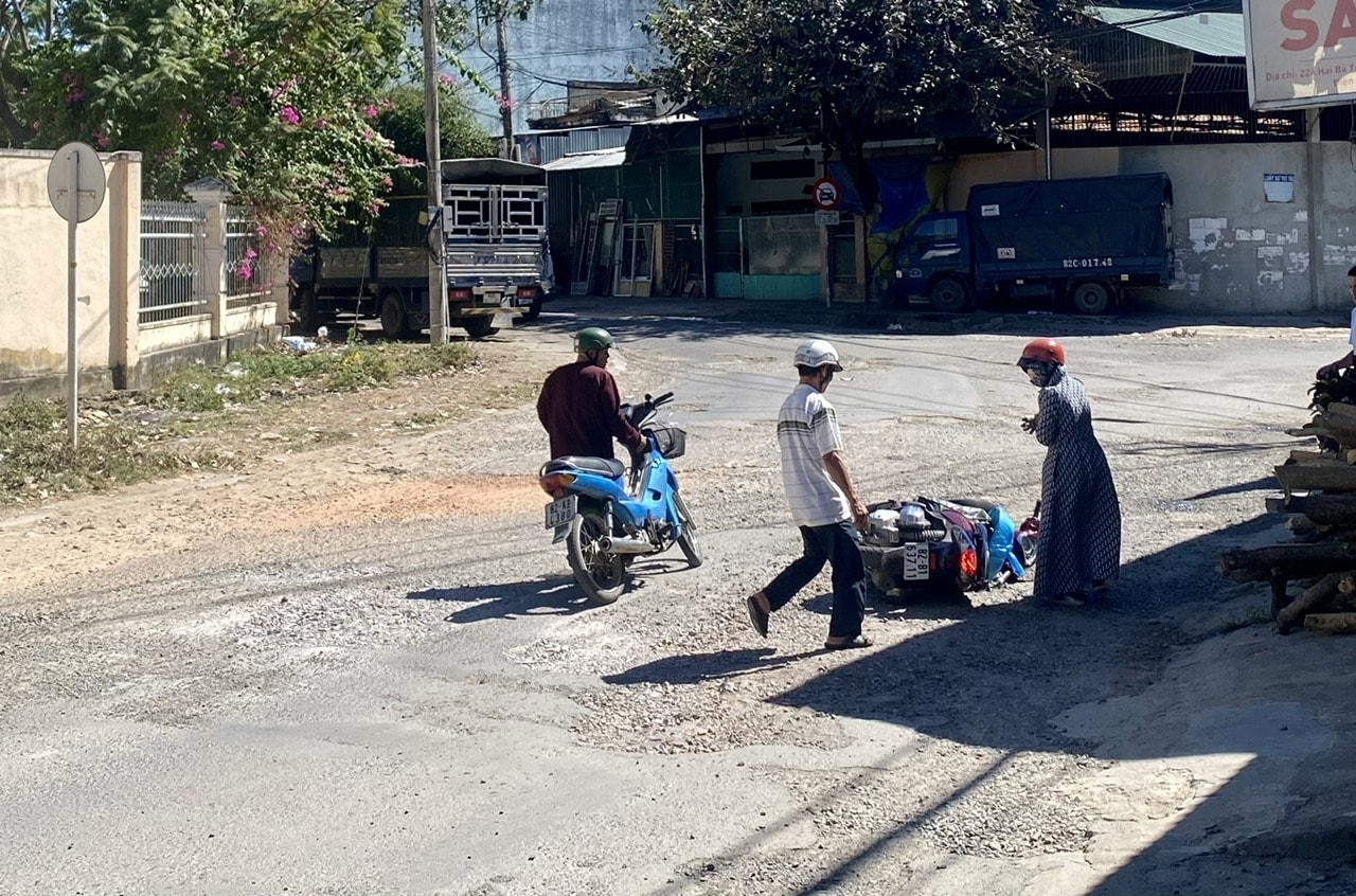 Nhiều người đã bị ngã xe khi đi qua đoạn đường Hai Bà Trưng đã bị xuống cấp nghiêm trọng. (Ảnh: Ngọc Chí) Nhiều người đã bị ngã xe khi đi qua đoạn đường Hai Bà Trưng, phường Kon Tum đã bị xuống cấp nghiêm trọng. (Ảnh: Ngọc Chí)
