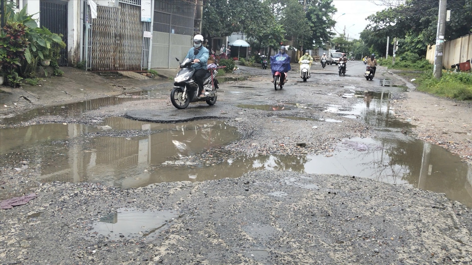 Đường Hai Bà Trưng chằng chịt ổ gà, ổ voi. (Ảnh: Ngọc Chí) Đường Hai Bà Trưng, phường Kon Tum chằng chịt ổ gà, ổ voi. (Ảnh: Ngọc Chí)
