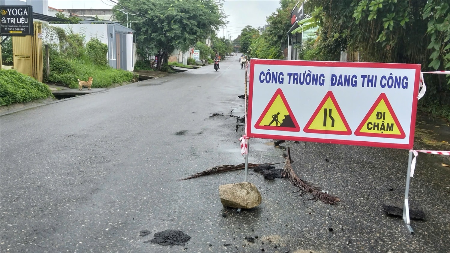 Đường Nơ Trang Long, phường Kon Tum xuất hiện nhiều điểm sụt lún. (Ảnh: Ngọc Chí) Đường Nơ Trang Long, phường Kon Tum xuất hiện nhiều điểm sụt lún. (Ảnh: Ngọc Chí)