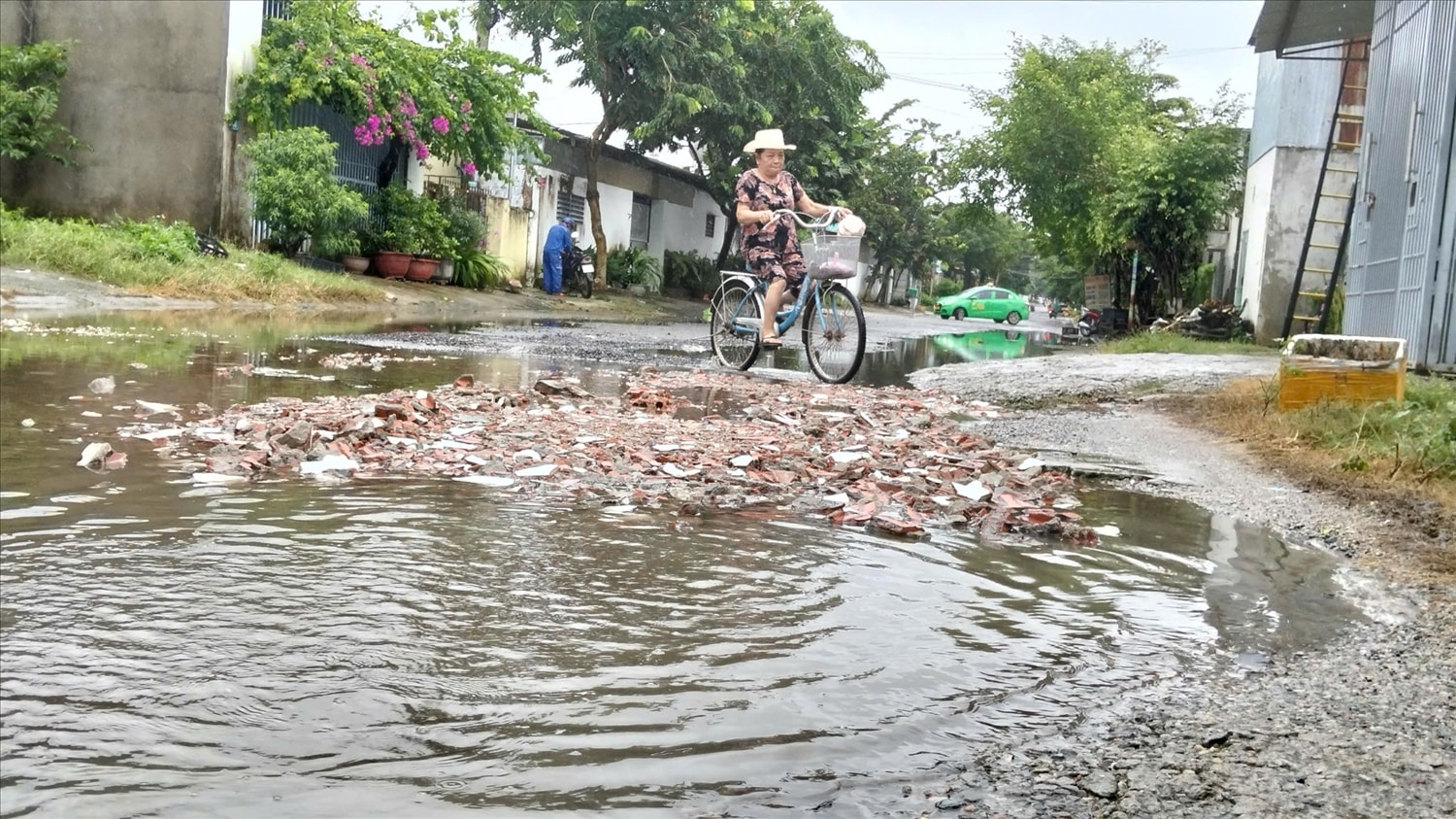 Đường Âu cơ cũng bị xuống cấp nghiêm trọng, người dân khắc phục bằng cách đổ xà bần để lấp các ổ gà, ổ voi. (Ảnh: Ngọc Chí) Đường Âu Cơ, phường Kon Tum cũng bị xuống cấp nghiêm trọng, người dân khắc phục bằng cách đổ xà bần để lấp các ổ gà, ổ voi. (Ảnh: Ngọc Chí)