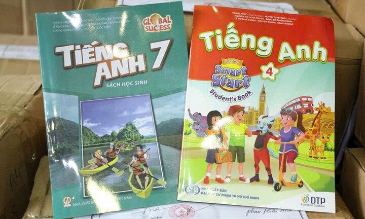 Một số sách giáo khoa giả do các đối tượng in. (Ảnh: Ngọc Anh)