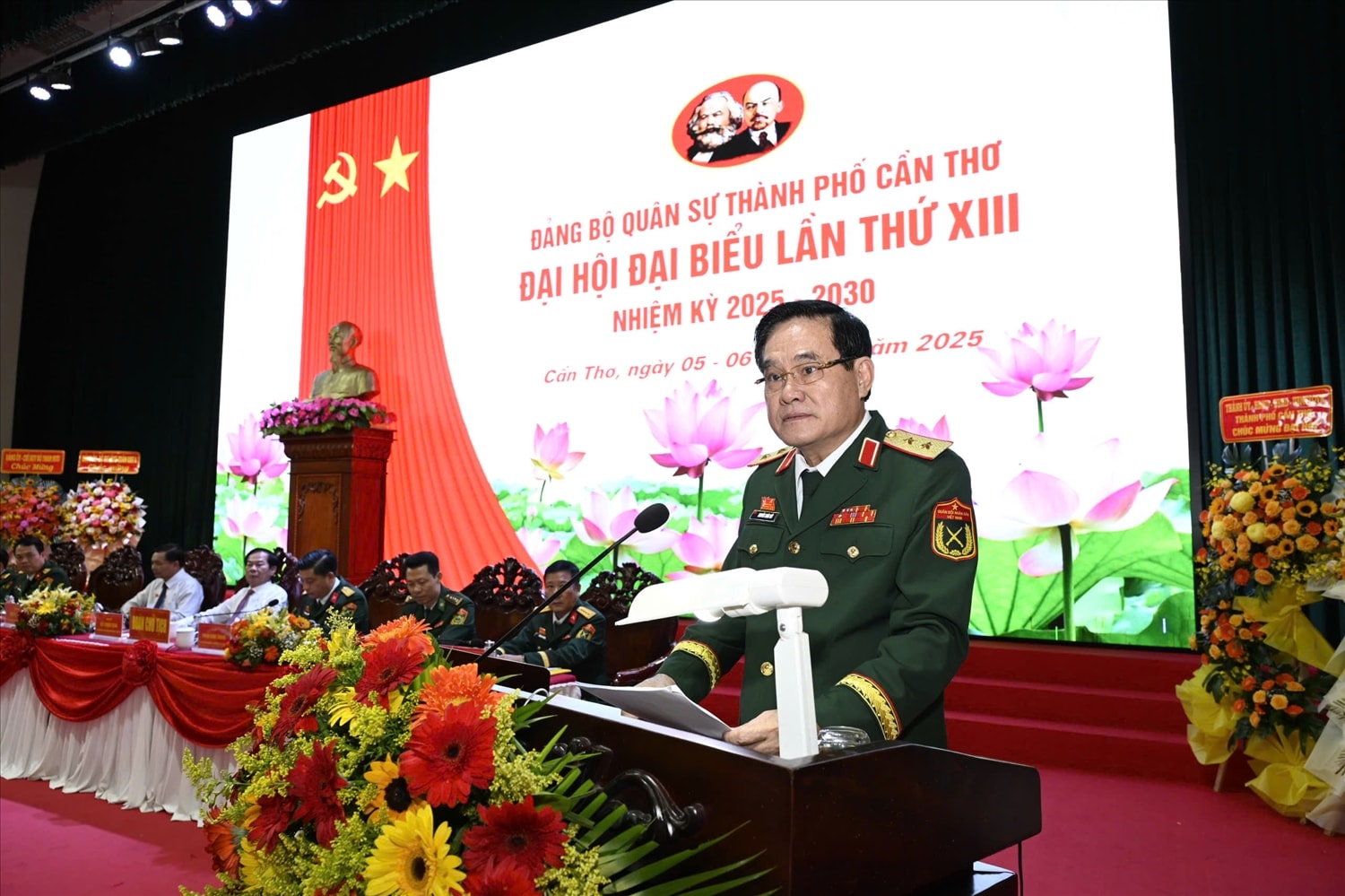 Trung tướng Nguyễn Xuân Dắt, Tư lệnh Quân khu 9 phát biểu chỉ đạo Đại hội. Trung tướng Nguyễn Xuân Dắt, Tư lệnh Quân khu 9 phát biểu chỉ đạo Đại hội.