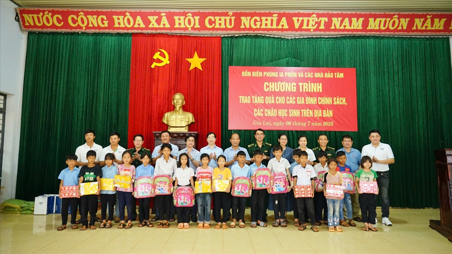 Đồn Biên phòng Ia Pnôn phối hợp với mạnh thường quân, nhà trường trao quà sách, cặp cho học sinh Trường Tiểu học và THCS Lương Thế Vinh, xã Ia Pnôn