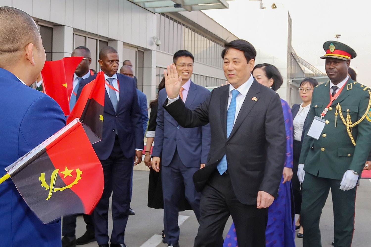 Cán bộ nhân viên Đại sứ quán Việt Nam tại Angola chào đón Chủ tịch nước.