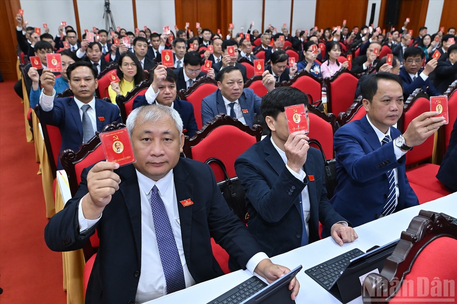 Các đảng viên Đảng bộ Văn phòng Trung ương Đảng biểu quyết thông qua danh sách bầu Ban Chấp hành Đảng bộ Văn phòng Trung ương Đảng nhiệm kỳ 2025-2030 - Ảnh: Báo Nhân dân