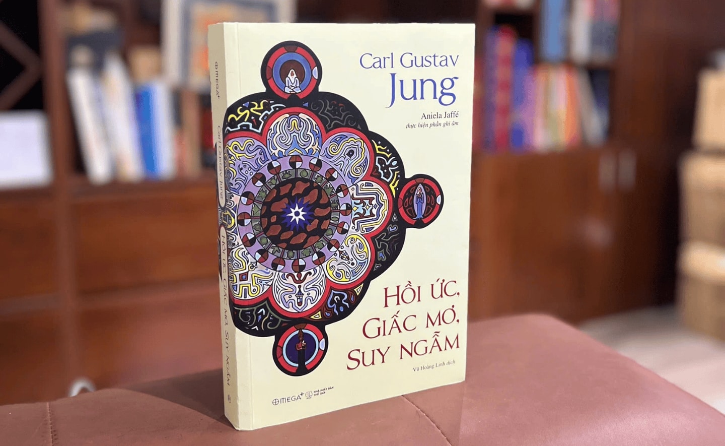 “Hồi ức, Giấc mơ, Suy ngẫm” - hồi ký cuối đời của nhà tâm lý học vĩ đại Carl Gustav Jung, vừa tái bản với số lượng 3.000 bản, chỉ sau một ngày phát hành chính thức. “Hồi ức, Giấc mơ, Suy ngẫm” - hồi ký cuối đời của nhà tâm lý học vĩ đại Carl Gustav Jung, vừa tái bản với số lượng 3.000 bản, chỉ sau một ngày phát hành chính thức.