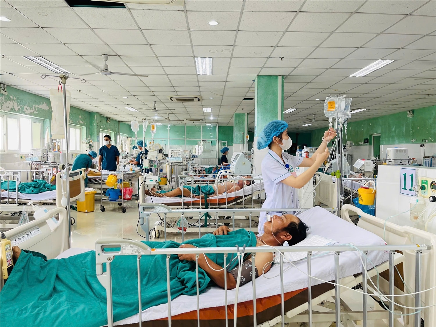Hai bệnh nhân đang được điều trị tại Khoa Hồi sức tích cực và Chống độc, Bệnh viện Đa khoa tỉnh Quảng Ngãi 2. (Ảnh: Ngọc Chí)