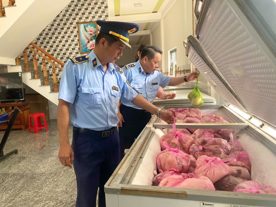 Lực lượng chức năng tỉnh Gia Lai phát hiện, bắt giữ hơn 4 tấn thịt heo không rõ nguồn gốc tại hai cơ sở kinh doanh ở phường An Nhơn Nam