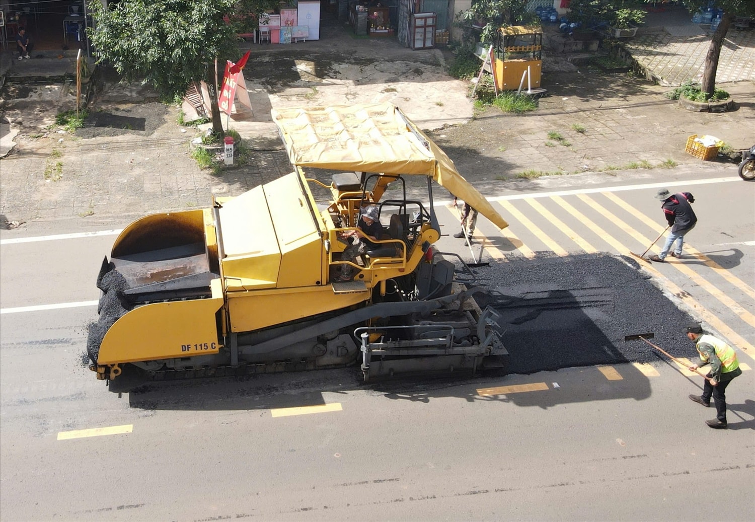 Văn phòng Quản lý đường bộ III.3 chỉ đạo các đơn vị sử dụng vật liệu phù hợp để xử lý tạm thời các vị trí hư hỏng, đảm bảo giao thông an toàn