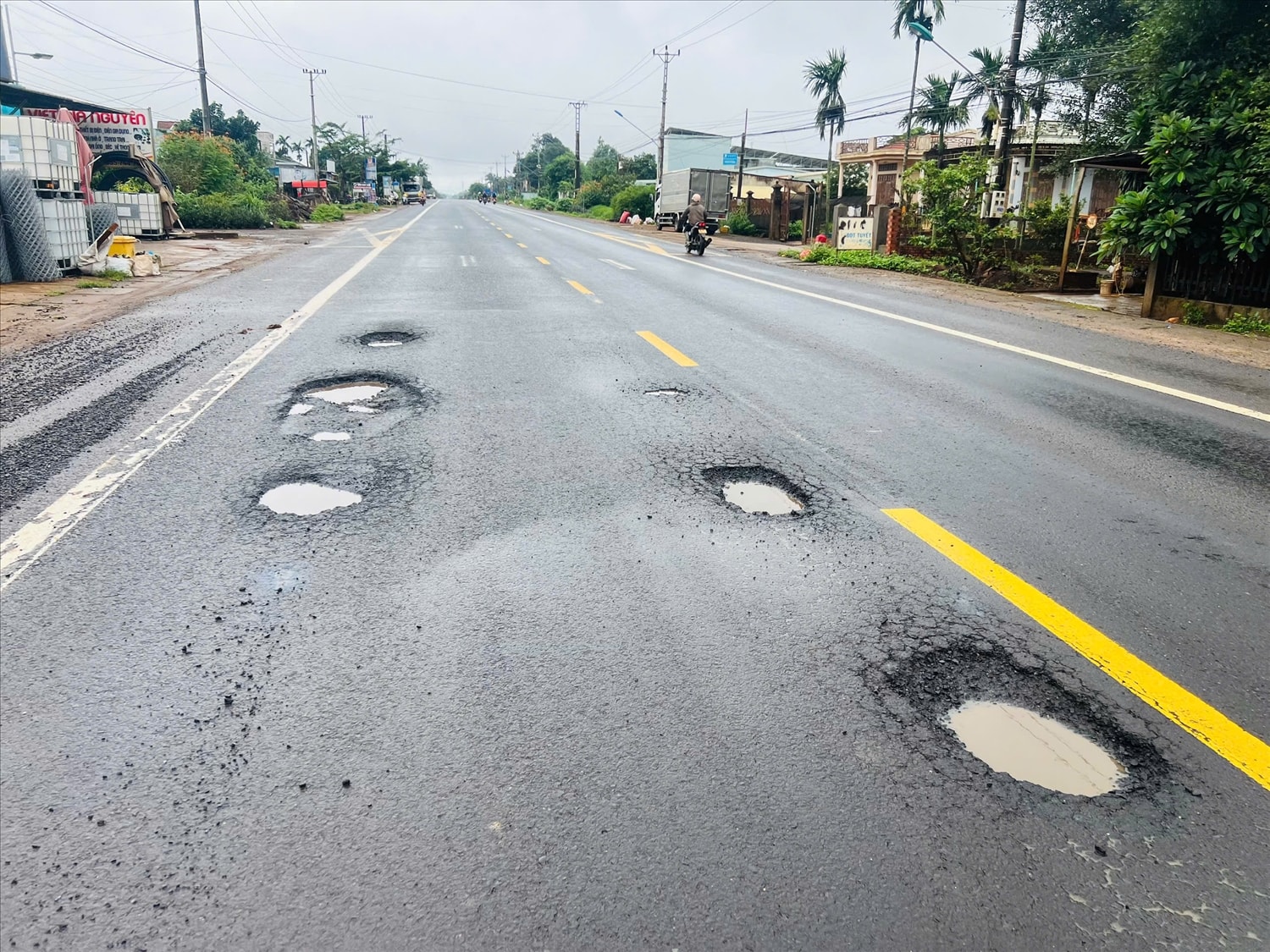 Nhiều vị trí hư hỏng đang có chiều hướng sụt lún, lan rộng