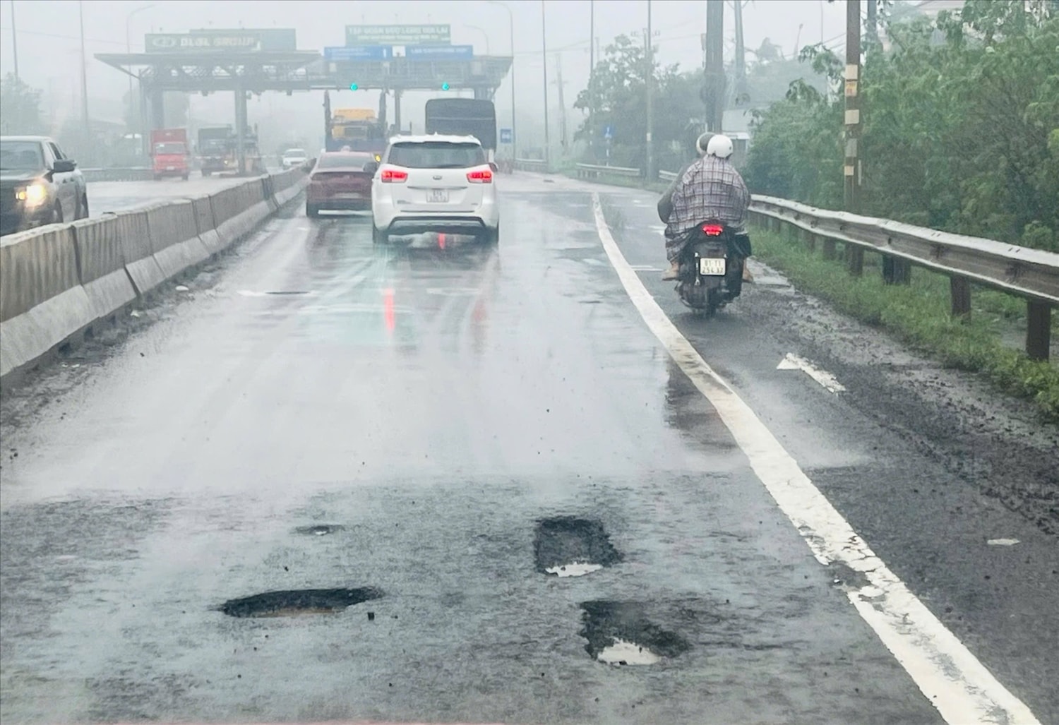 Mặt đường xuất hiện chi chít “ổ voi, ổ gà” đe dọa trực tiếp an toàn của người và phương tiện tham gia giao thông