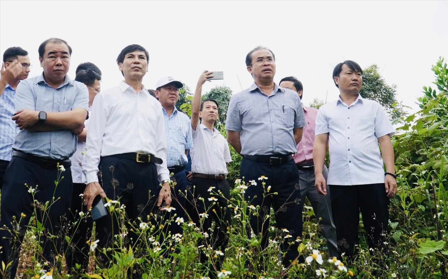Ông Trần Anh Tuấn - Phó Chủ tịch UBND TP. Đà Nẵng (thứ 2 từ phải sang) kiểm tra vị trí dự kiến xây trường ở các xã biên giới. (Ảnh Đà Nẵng).