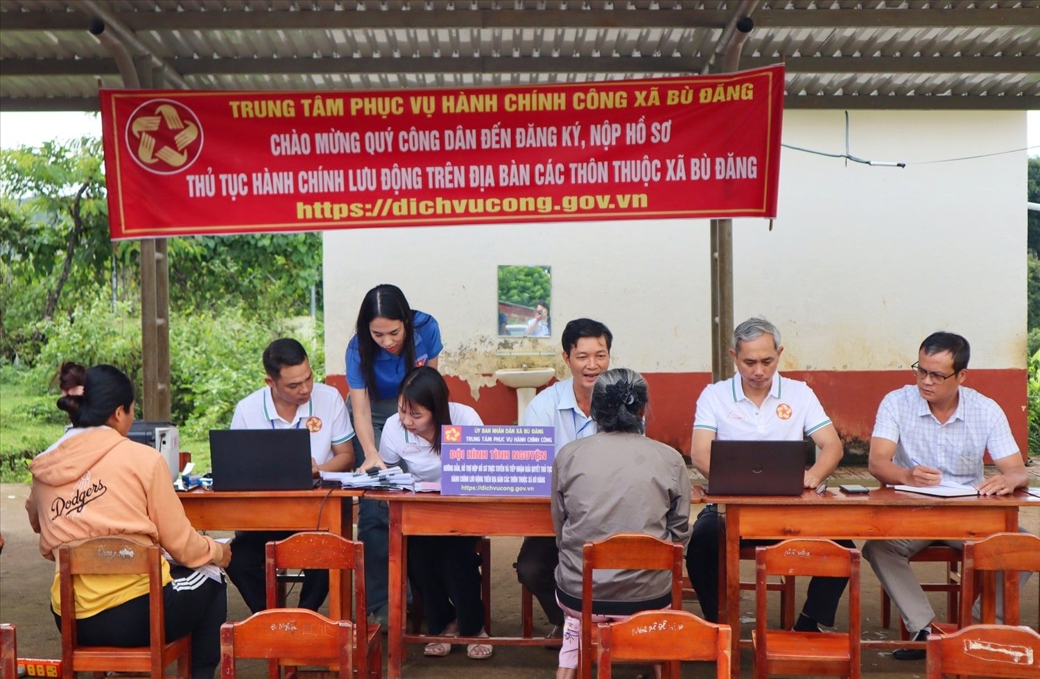 Xã Bù Đăng thành lập các tổ công tác lưu động về tận các thôn, ấp để giúp người dân giải quyết TTHC