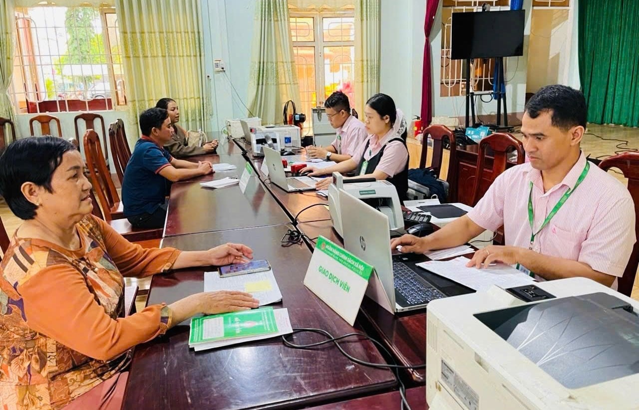 Phiên giao dịch tại xã Đắk Kia của  Phòng giao dịch Ngân hàng CSXH Bù Gia Mập ngày 07/7/2025