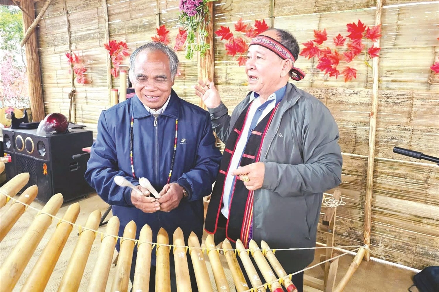 Nghệ nhân Nguyễn Thái Hùng (bên phải), trao đổi với Nghệ Nhân Đinh Chương về các nhạc cụ truyền thống của người Ba Na Kriêm