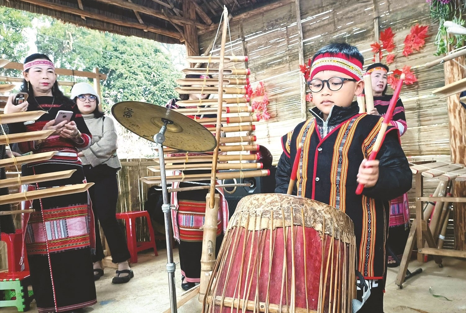 Nhờ sự truyền dạy nhiệt tình của nghệ nhân Nguyễn Thái Hùng,  lớp trẻ ở Vĩnh Thạnh đã yêu và quan tâm nhiều hơn đến  nhạc cụ của người Ba Na Kriêm