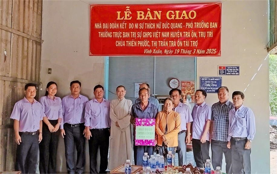Vĩnh Long đang gần hoàn thành Chương trình xóa nhà tạm, nhà dột nát trên địa bàn. (Trong ảnh: Lễ bàn giao nhà đại đoàn kết tại xã Vĩnh Xuân)-  Ảnh Tào Đạt