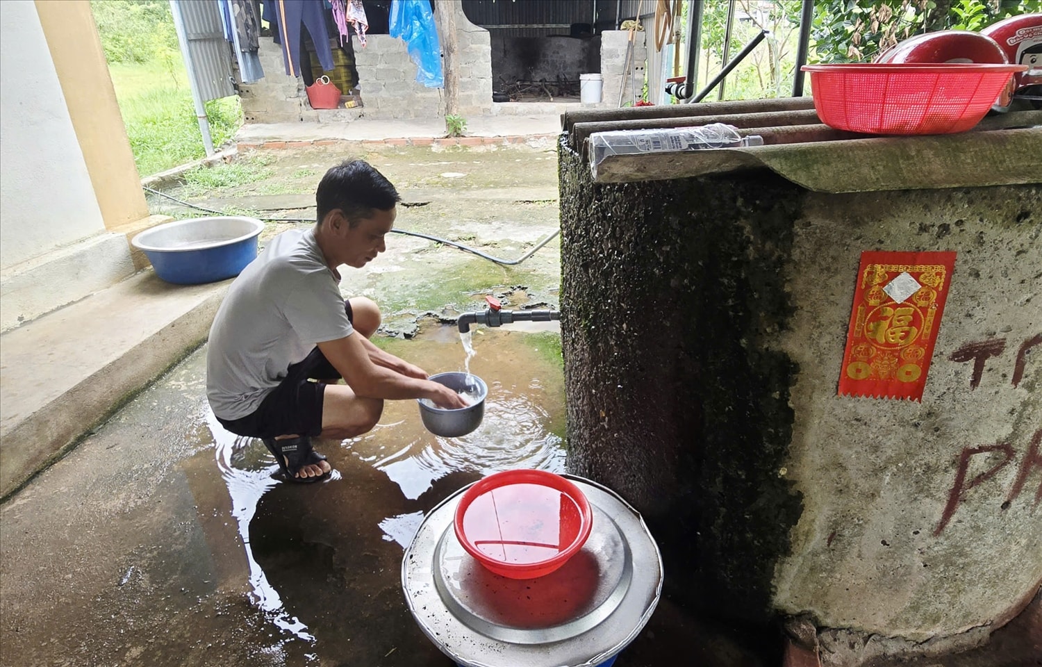 Người dân trong thôn vẫn phải lấy nước từ trên khe suối về để sinh hoạt - Ảnh Mỹ Dung