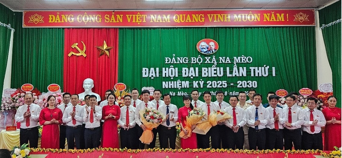 Lãnh đạo tỉnh tặng hoa chúc mừng Ban Chấp hành Đảng bộ xã Na Mèo nhiệm kỳ 2025 - 2030. (Ảnh Quỳnh Trâm)