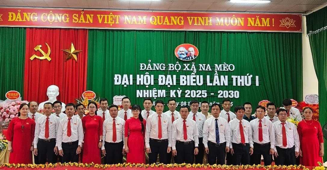 Ban chấp hành Đảng bộ xã Na Mèo ra mắt. Ảnh:Quỳnh Trâm