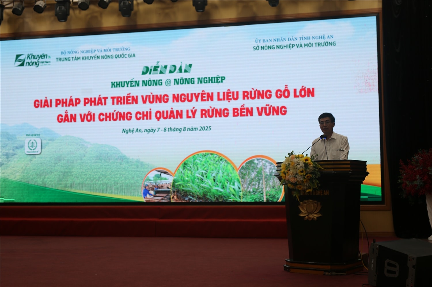 Đại diện Trung tâm Khuyến nông Quốc gia phát biểu đề dẫn tại Diễn đàn Giải pháp phát triển vùng nguyên liệu rừng gỗ lớn gắn với chứng chỉ quản lý rừng bền vững