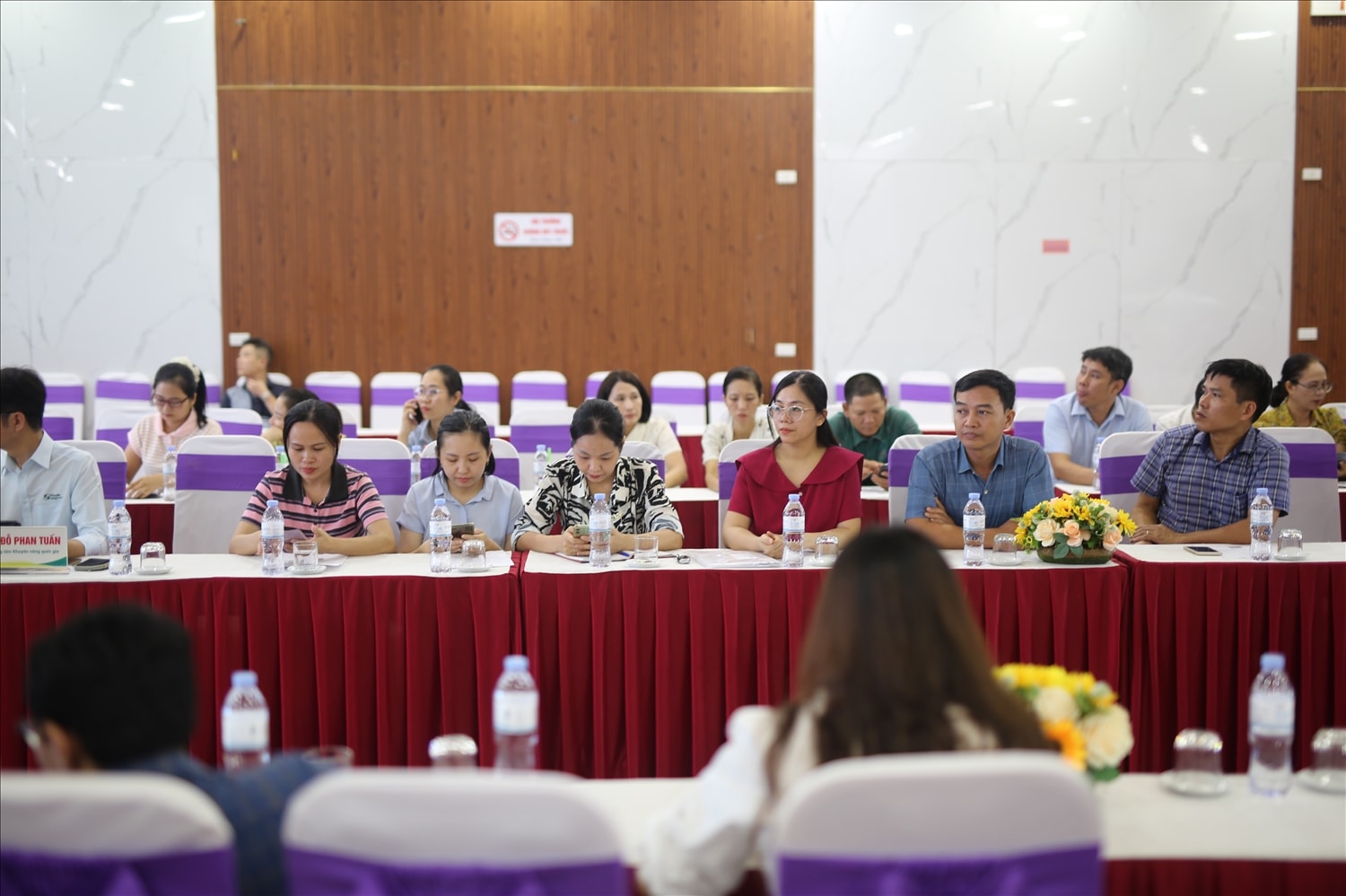 Các chuyên gia và  đại biểu tham dự Tọa đàm Ứng dụng AI trong công tác Khuyến nông tại Nghệ An