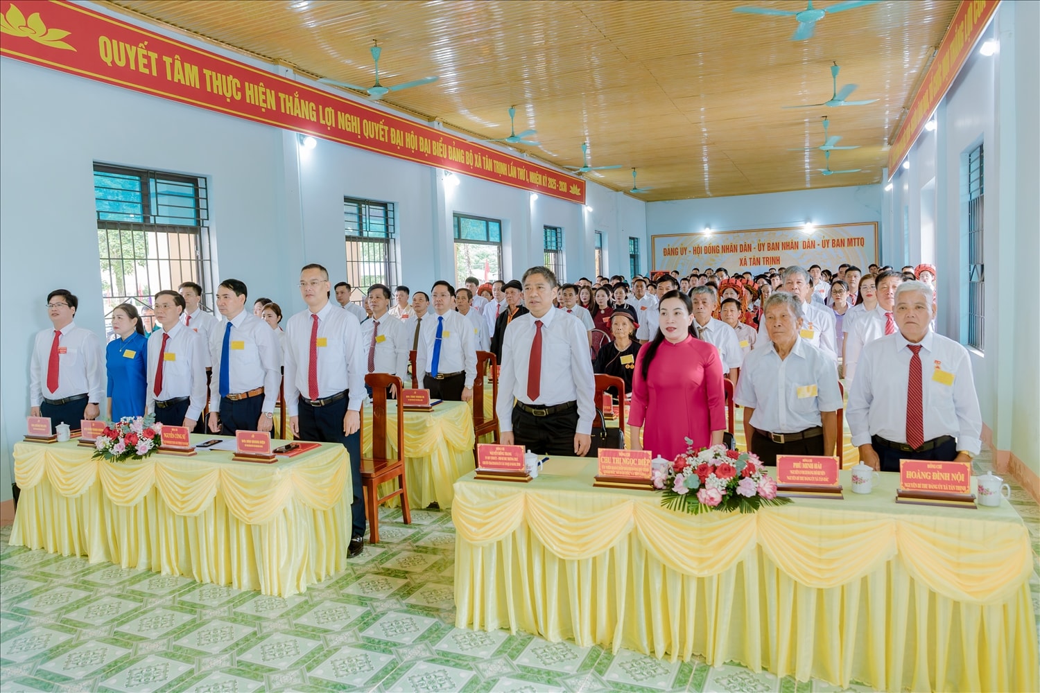 Đại hội Đảng bộ xã Tân Trịnh có 129 đại biểu chính thức đại diện cho 755 đảng viên trong toàn Đảng bộ
