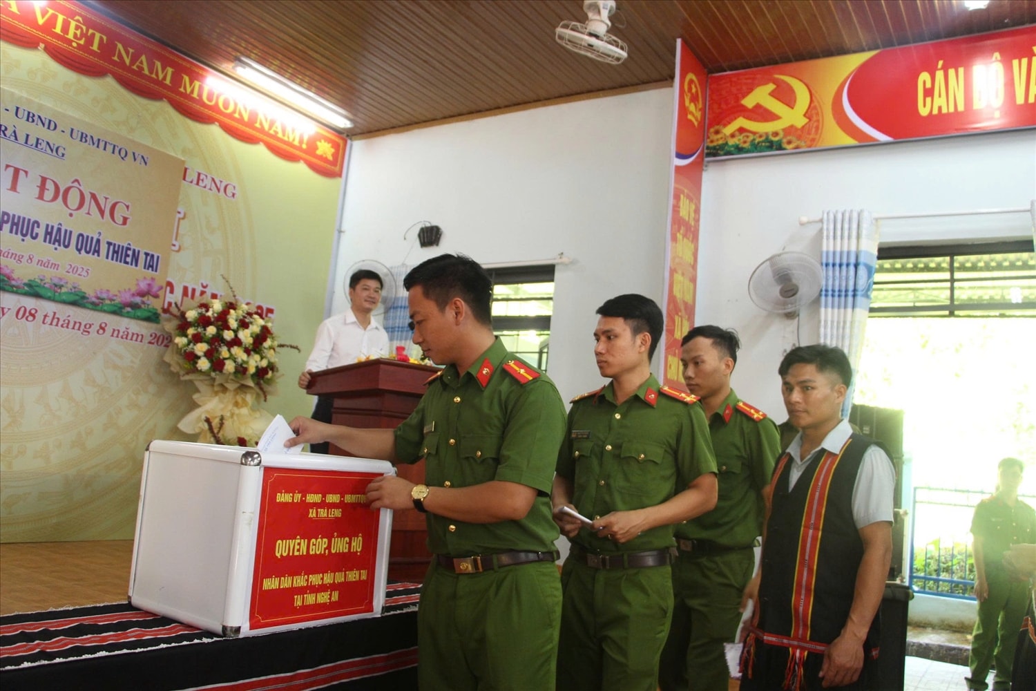 Các cá nhân, tổ chức tại Trà Leng ủng hộ nhằm giúp đỡ khắc phục hậu quả thiên tai. (Ảnh Vương Lâm).
