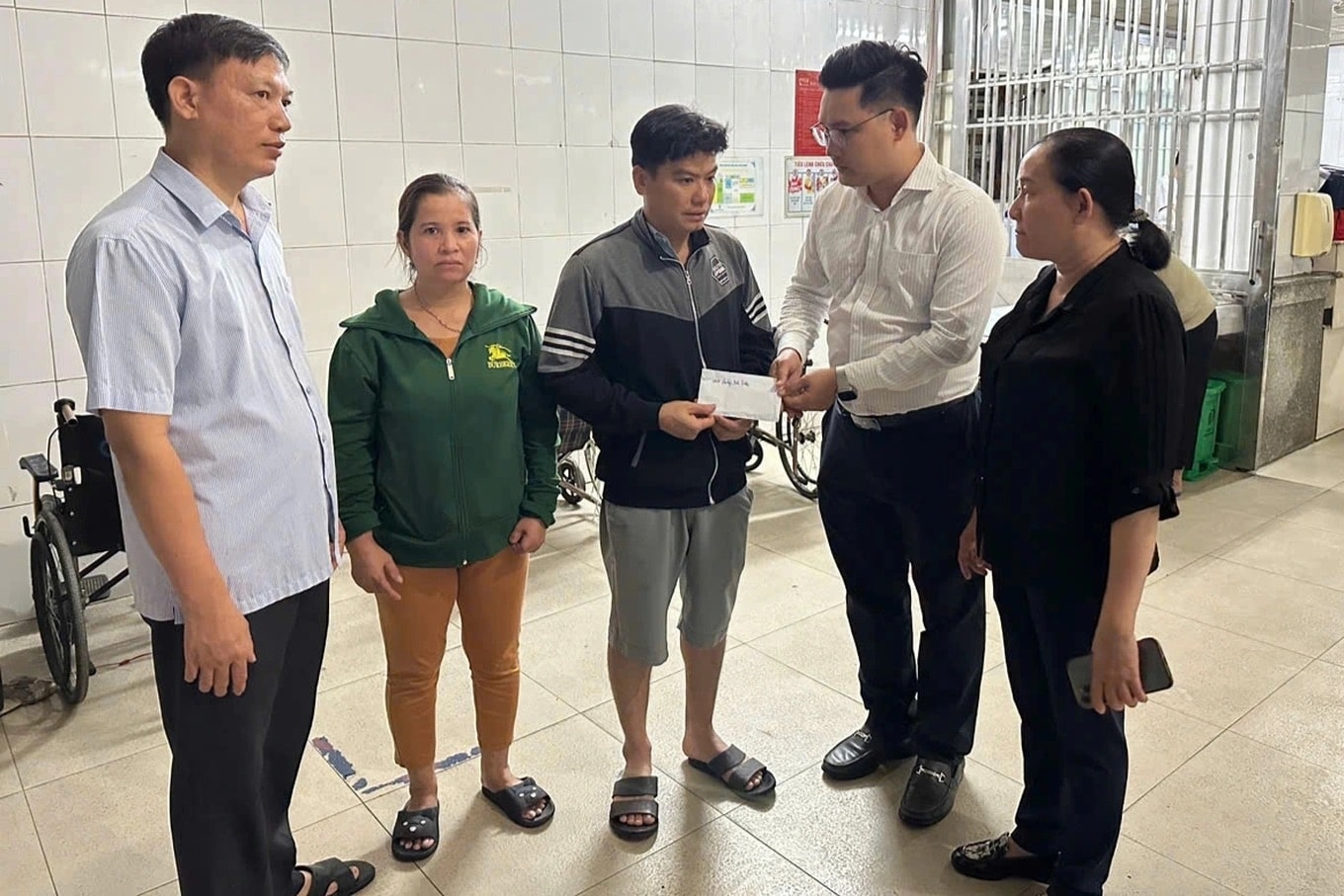 Đại diện lãnh đạo UBND và Công an phường Bình Dương thăm, tặng quà, chia buồn gia đình tại bệnh viện (ảnh công an cung cấp)