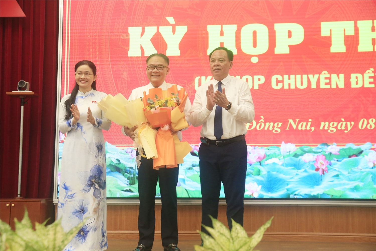 Bà Tôn Ngọc Hạnh, Ủy viên dự khuyết Trung ương Đảng, Phó Bí thư Thường trực Tỉnh ủy, Chủ tịch HĐND tỉnh Đồng Nai và ông Võ Tấn Đức, Phó Bí thư Tỉnh ủy, Chủ tịch UBND tỉnh, Bí thư Đảng ủy UBND tỉnh tặng hoa chúc mừng đồng chí Nguyễn Kim Long 