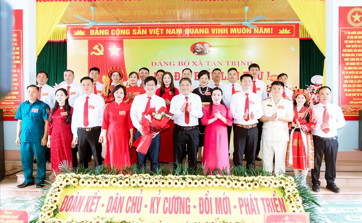 Phó Bí thư chuyên trách Đảng ủy các cơ quan Đảng tỉnh Tuyên Quang Nguyễn Hồng Trang và Giám đốc Sở Dân tộc và Tôn giáo Chu Thị Ngọc Diệp chụp ảnh lưu niệm cùng Ban Chấp hành Đảng bộ xã Tân Trịnh lần thứ I, nhiệm kỳ 2025 - 2030