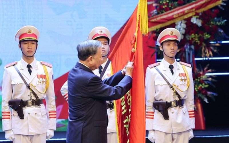 Tổng Bí thư Tô Lâm trao tặng Huân chương Độc lập hạng Nhất cho ngành Tài chính - Ảnh: VGP/HT