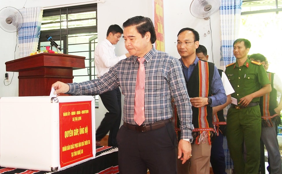 Các cá nhân, tổ chức tại Trà Leng ủng hộ nhằm giúp đỡ khắc phục hậu quả thiên tai. (Ảnh Vương Lâm)
