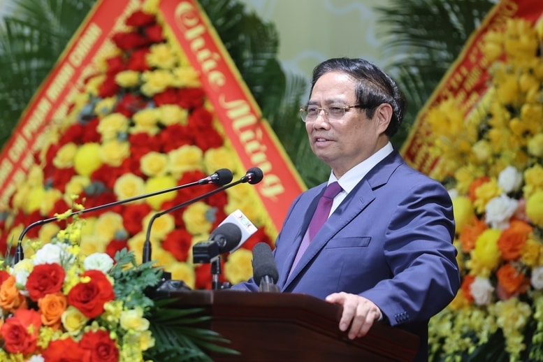 Thủ tướng nhiệt liệt chúc mừng và biểu dương sự cố gắng, nỗ lực, những kết quả đạt được của Đảng bộ, chính quyền và nhân dân phường Tây Hồ - Ảnh: VGP/Nhật Bắc