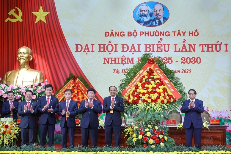 Thủ tướng Phạm Minh Chính tặng hoa chúc mừng Đại hội đại biểu Đảng bộ phường Tây Hồ lần thứ I, nhiệm kỳ 2025-2030 - Ảnh: VGP/Nhật Bắc