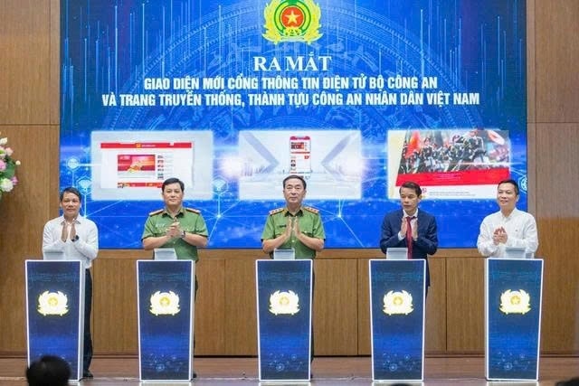 Các đại biểu bấm nút ra mắt giao diện mới Cổng thông tin điện tử Bộ Công an