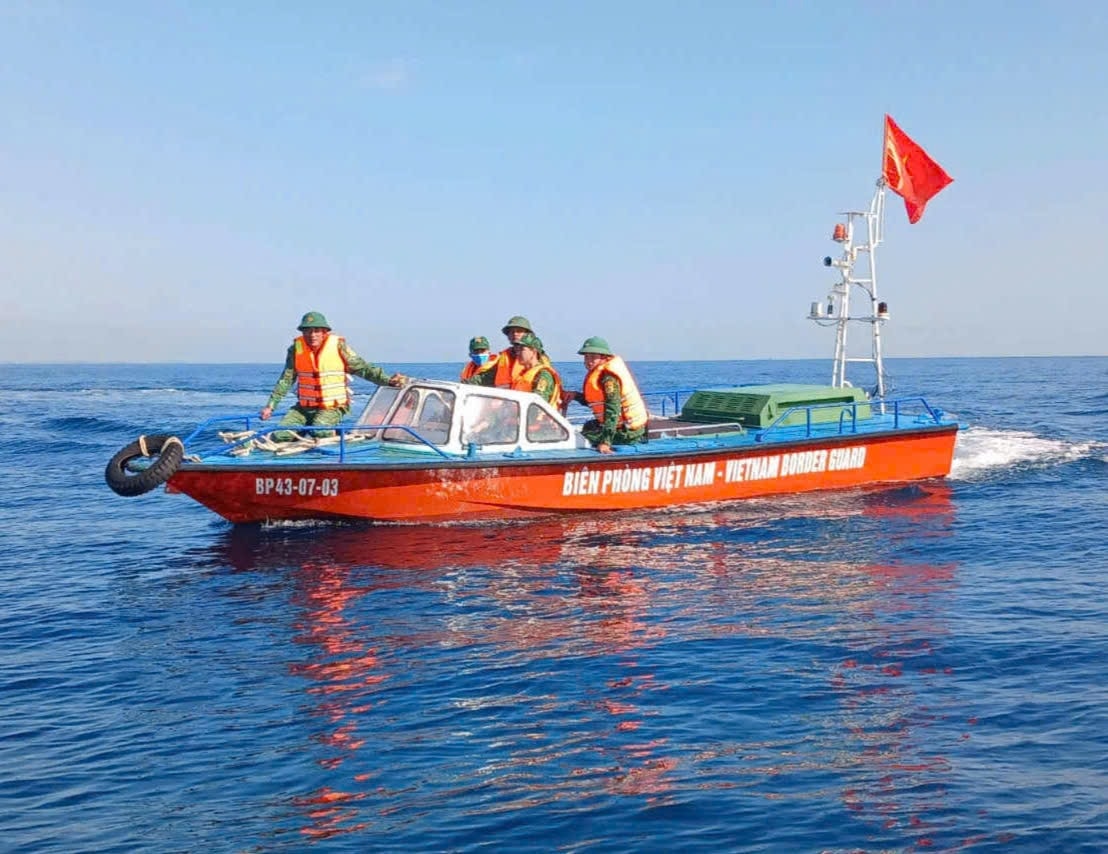 Lực lượng chức năng đang tìm kiếm ngư dân mất tích trên biển. (Ảnh Đồn Biên phòng Tam Thanh).