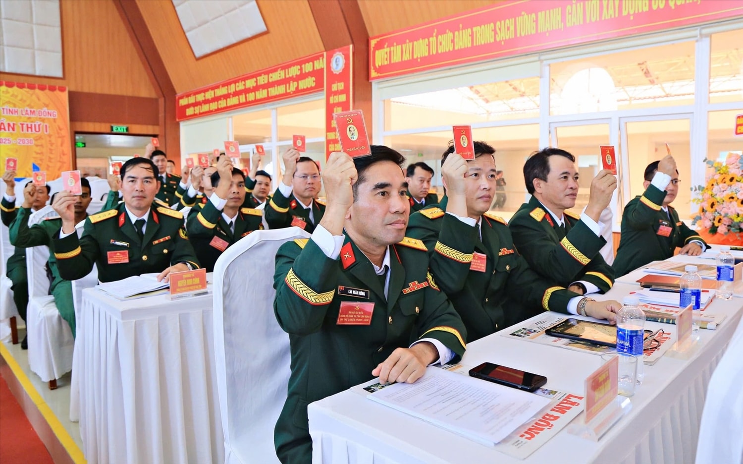 Các đại biểu biểu quyết thông qua Chương trình hành động  nhiệm kỳ mới (Ảnh: P. Trà)