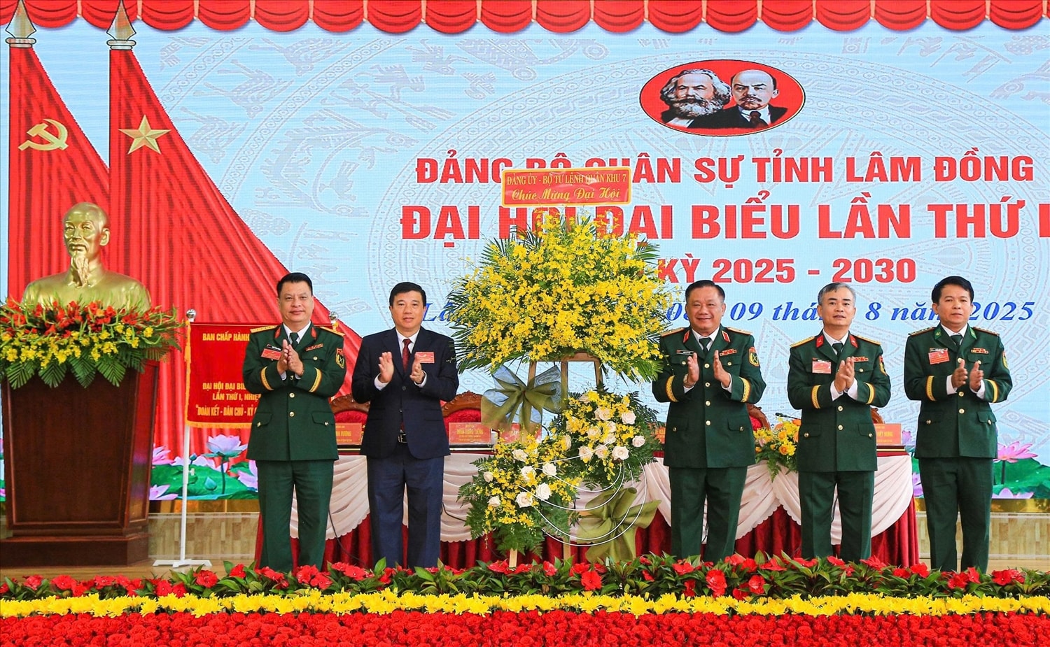 Thiếu tướng Trần Chí Tâm, Phó Chính ủy Quân khu 7 ( đứng giữa) trao lẵng hoa chúc mừng Đại hội ( Ảnh: P. Trà )