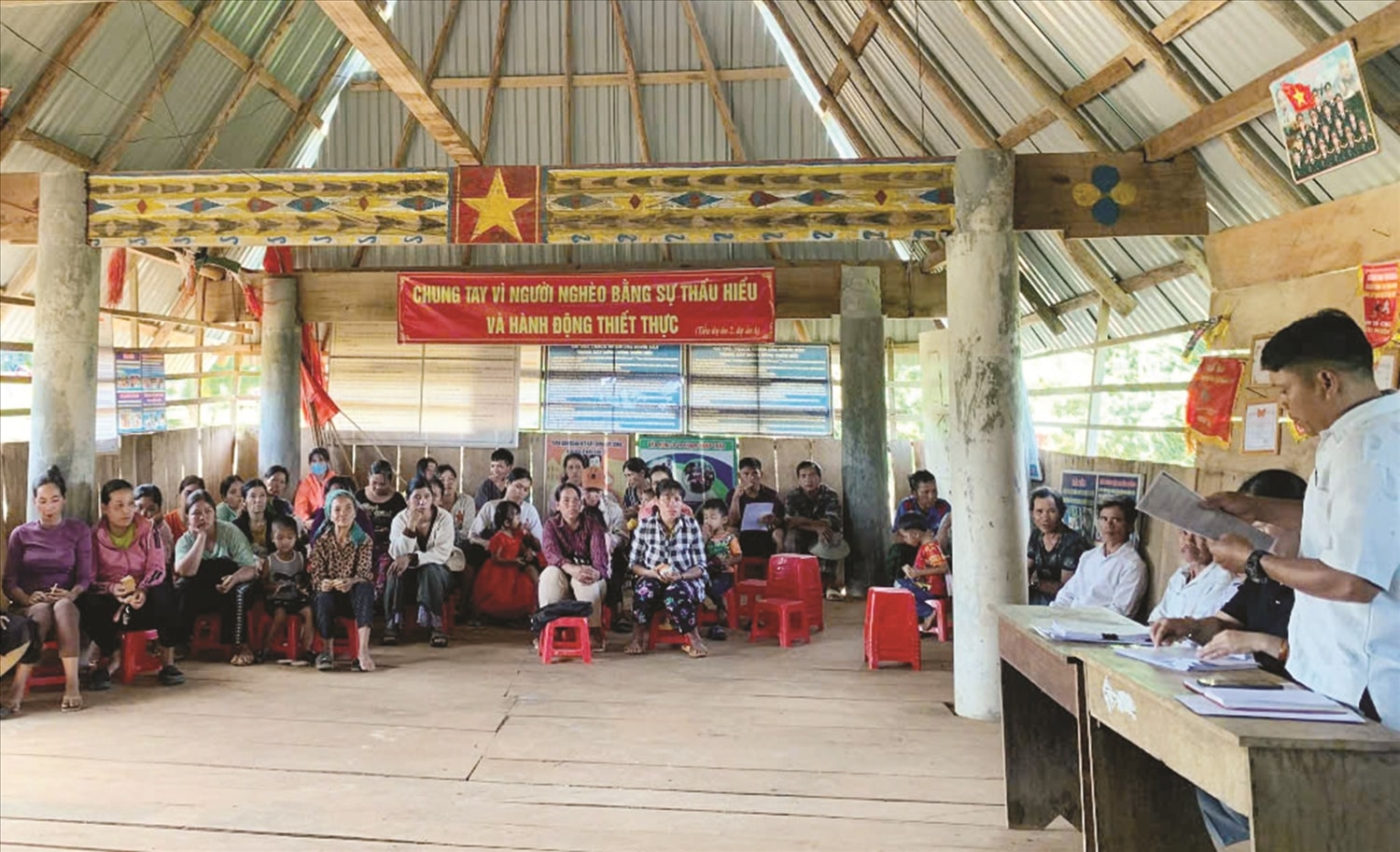 Ông A HLép (người đứng bên phải) trong một buổi tuyên truyền, phổ biến chủ trương, chính sách của Đảng, Nhà nước đến với bà con