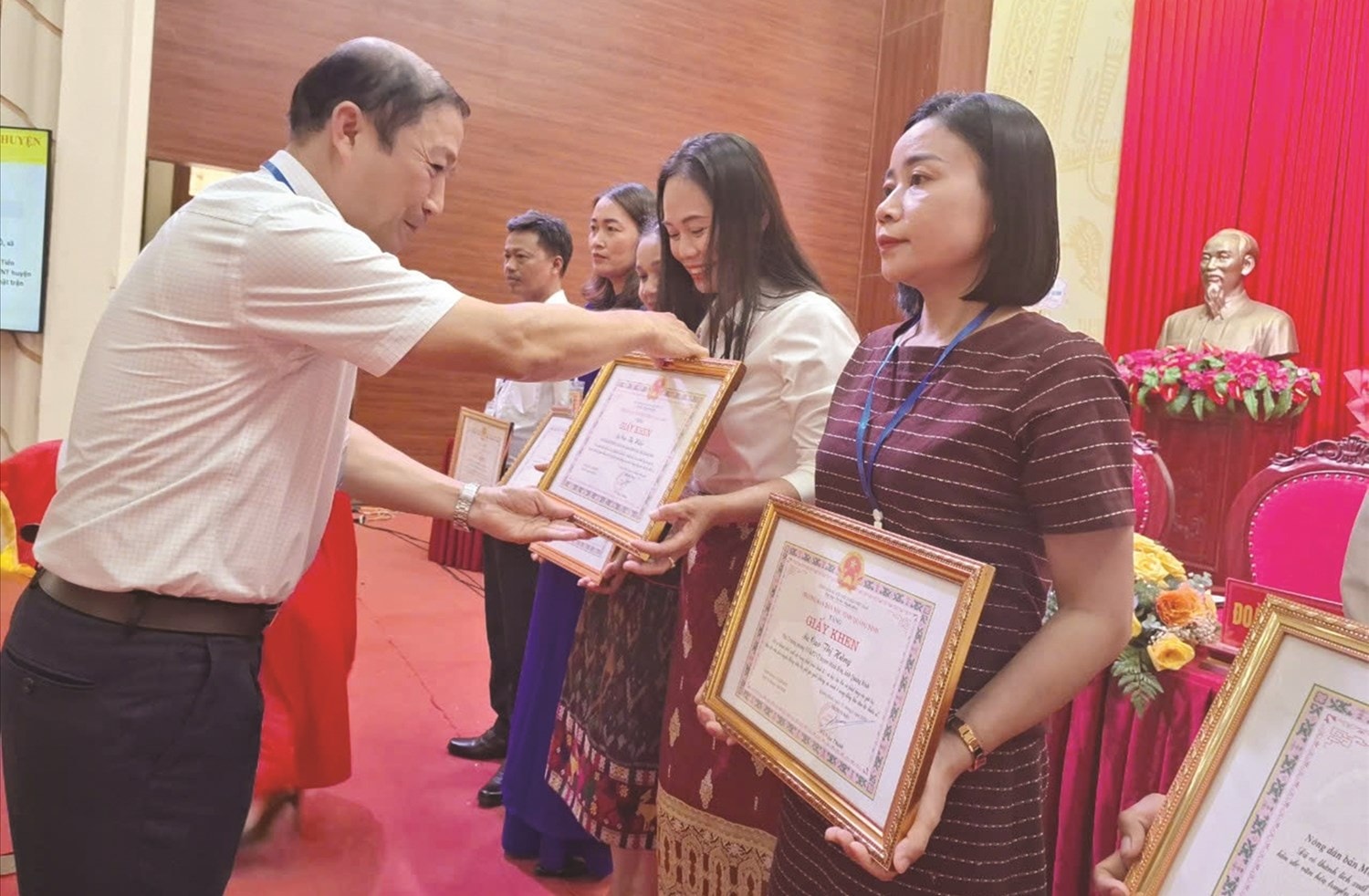 Chị Cao Thị Hằng (ngoài cùng bên phải) nhận Bằng khen của Ban Dân tộc  tỉnh Quảng Bình (nay là Sở Dân tộc và Tôn giáo tỉnh Quảng Trị)